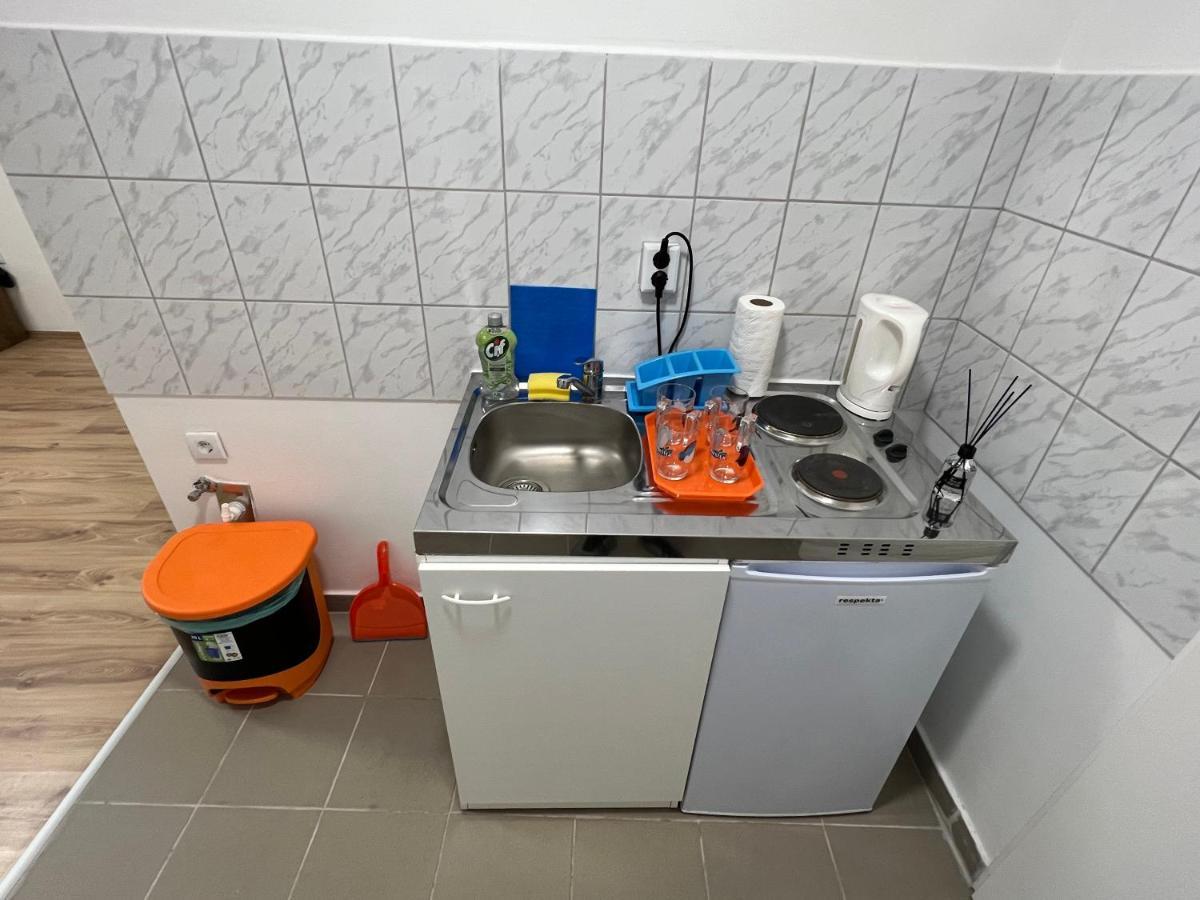 Jo Minosegu Lakasok Kivalo Kozlekedes Mellett Appartement Boedapest Buitenkant foto