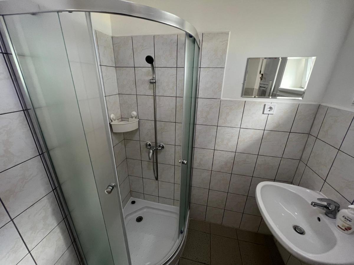 Jo Minosegu Lakasok Kivalo Kozlekedes Mellett Appartement Boedapest Buitenkant foto
